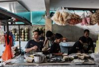 Deretan makanan khas Bogor yang menggugah selera, mulai dari hidangan utama hingga camilan manis dan gurih, siap memanjakan lidah para penjelajah kuliner. Ragam sajian ini merefleksikan kekayaan budaya dan tradisi kuliner kota hujan yang memesona.
