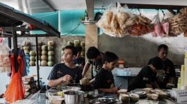 Deretan makanan khas Bogor yang menggugah selera, mulai dari hidangan utama hingga camilan manis dan gurih, siap memanjakan lidah para penjelajah kuliner. Ragam sajian ini merefleksikan kekayaan budaya dan tradisi kuliner kota hujan yang memesona.