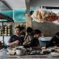 Deretan makanan khas Bogor yang menggugah selera, mulai dari hidangan utama hingga camilan manis dan gurih, siap memanjakan lidah para penjelajah kuliner. Ragam sajian ini merefleksikan kekayaan budaya dan tradisi kuliner kota hujan yang memesona.