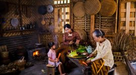 Keluarga Indonesia sedang berdiskusi mengenai rencana liburan mereka, mencoba menemukan keseimbangan antara keinginan mengunjungi destinasi impian dan anggaran yang tersedia di tengah kenaikan harga tiket wisata. Berbagai opsi dipertimbangkan untuk memastikan liburan tetap menyenangkan dan terjangkau bagi semua anggota keluarga.