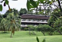 Salah satu kolam renang infinity dengan pemandangan pegunungan yang menawan di sebuah resor mewah di Bogor, menawarkan pengalaman relaksasi yang tak terlupakan. Pemandangan hijau yang asri menjadi latar belakang sempurna untuk menikmati kesegaran air.