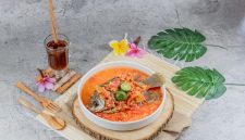 Semangkuk Laksa Bogor yang menggugah selera, memadukan kuah kuning kental dengan oncom, bihun, tauge, dan telur rebus, menjadi representasi sempurna dari kekayaan kuliner legendaris Kota Hujan. Hidangan ini bukan hanya lezat, tetapi juga menyimpan cerita panjang tradisi kuliner yang diwariskan dari generasi ke generasi, menarik wisatawan untuk merasakan keunikan rasanya.