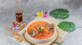 Semangkuk Laksa Bogor yang menggugah selera, memadukan kuah kuning kental dengan oncom, bihun, tauge, dan telur rebus, menjadi representasi sempurna dari kekayaan kuliner legendaris Kota Hujan. Hidangan ini bukan hanya lezat, tetapi juga menyimpan cerita panjang tradisi kuliner yang diwariskan dari generasi ke generasi, menarik wisatawan untuk merasakan keunikan rasanya.
