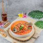 Semangkuk Laksa Bogor yang menggugah selera, memadukan kuah kuning kental dengan oncom, bihun, tauge, dan telur rebus, menjadi representasi sempurna dari kekayaan kuliner legendaris Kota Hujan. Hidangan ini bukan hanya lezat, tetapi juga menyimpan cerita panjang tradisi kuliner yang diwariskan dari generasi ke generasi, menarik wisatawan untuk merasakan keunikan rasanya.