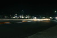 Pemandangan gemerlap lampu kota Bogor yang membentang luas dari ketinggian, menyuguhkan panorama memukau bagi para pengunjung yang mencari suasana tenang dan romantis di malam hari. Suasana ini menjadi salah satu daya tarik utama wisata malam Kota Hujan.