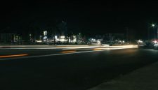 Pemandangan gemerlap lampu kota Bogor yang membentang luas dari ketinggian, menyuguhkan panorama memukau bagi para pengunjung yang mencari suasana tenang dan romantis di malam hari. Suasana ini menjadi salah satu daya tarik utama wisata malam Kota Hujan.