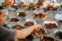 Berbagai hidangan khas Bogor tersaji, menampilkan kekayaan kuliner Indonesia yang autentik dan menggugah selera. Setiap sajian mencerminkan perpaduan budaya dan tradisi yang diwariskan secara turun-temurun.