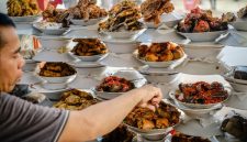Berbagai hidangan khas Bogor tersaji, menampilkan kekayaan kuliner Indonesia yang autentik dan menggugah selera. Setiap sajian mencerminkan perpaduan budaya dan tradisi yang diwariskan secara turun-temurun.