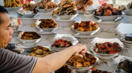 Berbagai hidangan khas Bogor tersaji, menampilkan kekayaan kuliner Indonesia yang autentik dan menggugah selera. Setiap sajian mencerminkan perpaduan budaya dan tradisi yang diwariskan secara turun-temurun.