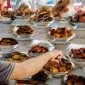 Berbagai hidangan khas Bogor tersaji, menampilkan kekayaan kuliner Indonesia yang autentik dan menggugah selera. Setiap sajian mencerminkan perpaduan budaya dan tradisi yang diwariskan secara turun-temurun.