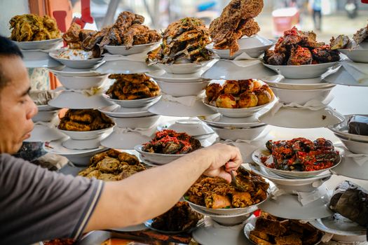 Berbagai hidangan khas Bogor tersaji, menampilkan kekayaan kuliner Indonesia yang autentik dan menggugah selera. Setiap sajian mencerminkan perpaduan budaya dan tradisi yang diwariskan secara turun-temurun.