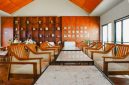 Salah satu kafe modern di Sentul dengan desain rumah kaca yang menawarkan pemandangan asri, menciptakan suasana sejuk dan terang yang sempurna untuk bersantai atau bekerja. Suasana kafe ini sangat populer di kalangan pengunjung yang mencari pengalaman kuliner estetik.