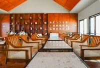 Salah satu kafe modern di Sentul dengan desain rumah kaca yang menawarkan pemandangan asri, menciptakan suasana sejuk dan terang yang sempurna untuk bersantai atau bekerja. Suasana kafe ini sangat populer di kalangan pengunjung yang mencari pengalaman kuliner estetik.