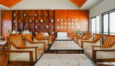 Salah satu kafe modern di Sentul dengan desain rumah kaca yang menawarkan pemandangan asri, menciptakan suasana sejuk dan terang yang sempurna untuk bersantai atau bekerja. Suasana kafe ini sangat populer di kalangan pengunjung yang mencari pengalaman kuliner estetik.
