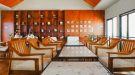 Salah satu kafe modern di Sentul dengan desain rumah kaca yang menawarkan pemandangan asri, menciptakan suasana sejuk dan terang yang sempurna untuk bersantai atau bekerja. Suasana kafe ini sangat populer di kalangan pengunjung yang mencari pengalaman kuliner estetik.