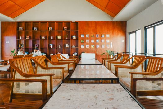 Salah satu kafe modern di Sentul dengan desain rumah kaca yang menawarkan pemandangan asri, menciptakan suasana sejuk dan terang yang sempurna untuk bersantai atau bekerja. Suasana kafe ini sangat populer di kalangan pengunjung yang mencari pengalaman kuliner estetik.